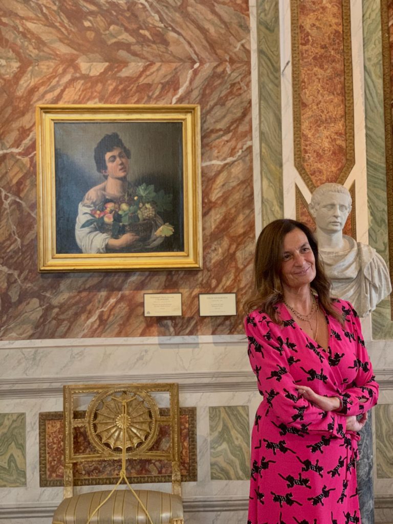 Francesca Cappelletti, direttrice della Galleria Borghese, davanti al quadro «Fanciullo con canestra di frutta» di Caravaggio.